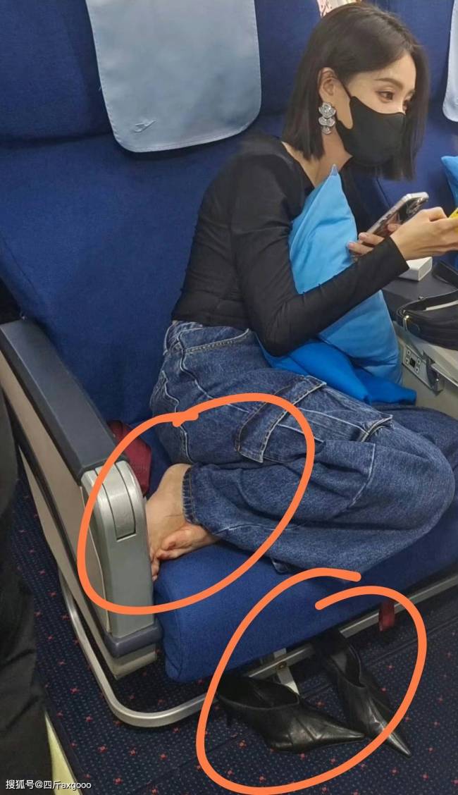 李一桐飞机上脱鞋引争议：光着脚窝在座椅上 不卫生还容易别人