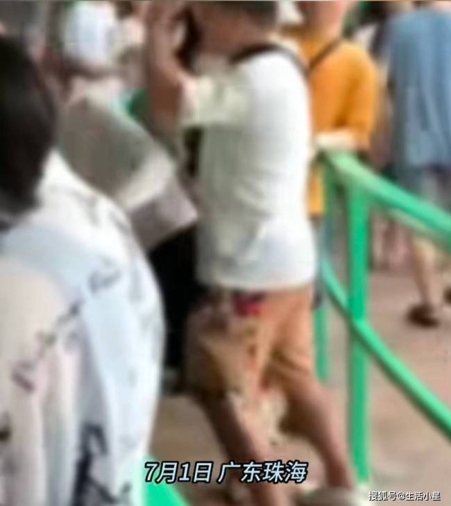 两人因插队争执互扇耳光 围观群众拉架女子高喊要报警