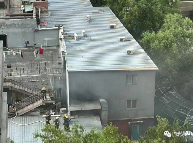 北京一小吃城发生火情：现场有浓烟 商户已被疏散