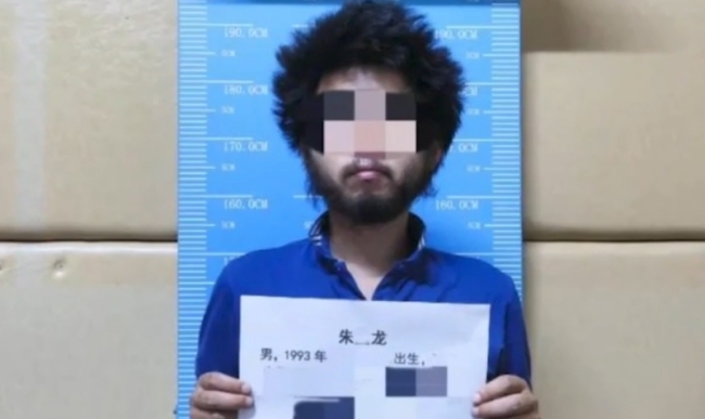 男子翻进别墅喝6瓶茅台