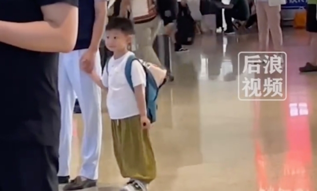 父子俩在车站接妈妈妹妹