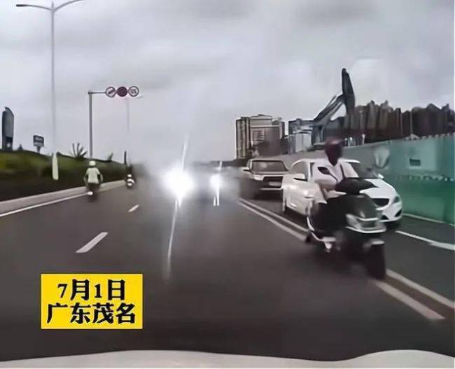 逆行还竖中指车主已被交警查处 记3分并罚款200元