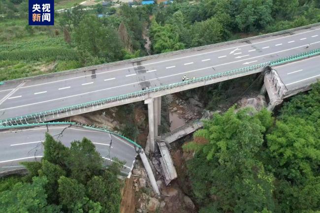 恩广高速一大桥发生垮塌，救援人员对崩塌区域进行探测未发现人员被困