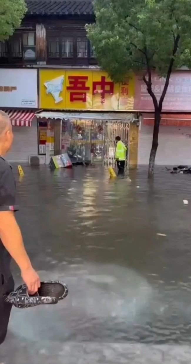 揚(yáng)州暴雨一男子觸電身亡 警方回應(yīng)是偶然事件