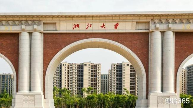 女生毕业典礼求婚黑人留学生，单膝跪地献花
