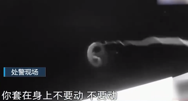 为哄女友男子假装跳河结果真坠河，女友赶紧报警求助