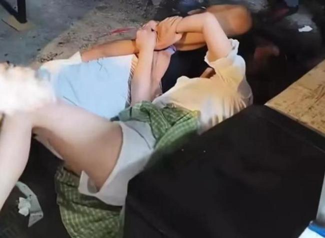 网传女子当街猥亵男子 警方回应 酒上头了淑女也会变成疯女真是太可怕了