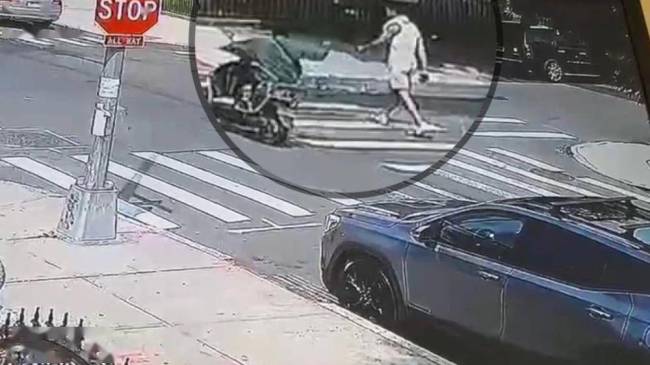 纽约街头惊现摩托车杀手，随机杀人，开枪画面曝光！