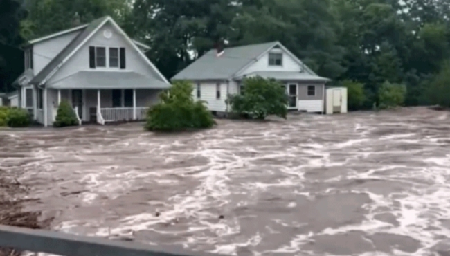 美国纽约州暴雨引发山洪：救援队无法救援偏远地区人群