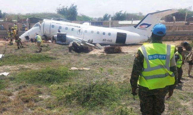 索马里一客机冲出跑道机头断裂 该飞机已飞行30年