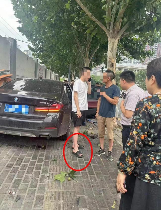 江苏盐城24岁男子驾车撞人致2死6伤 安全规范行车,为每个人的生命负责