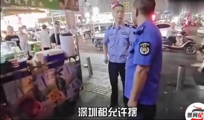 摆地摊偶遇民警怒怼城管，网友要给民警点赞