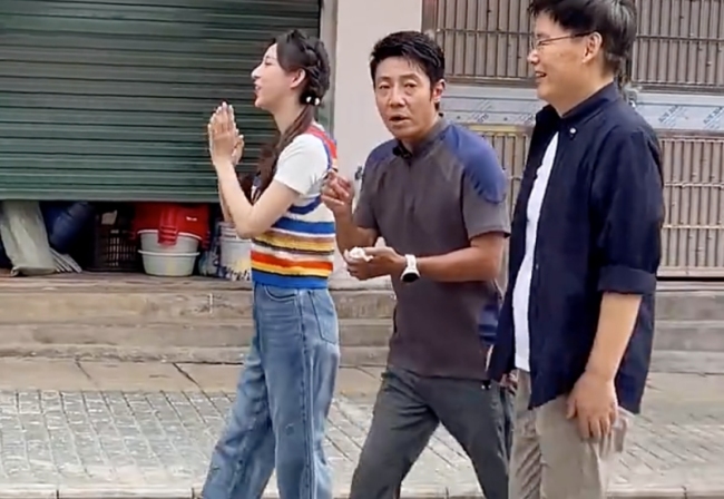 撒贝宁现身贵州村BA