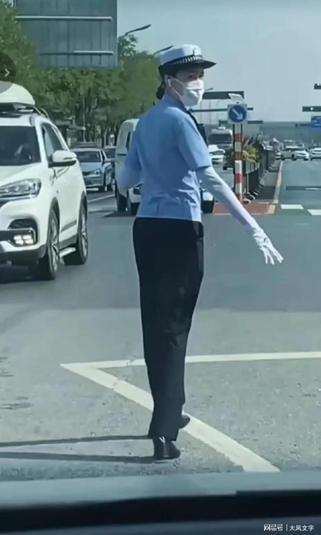女交警工作时走模特步：边走路边扭屁股
