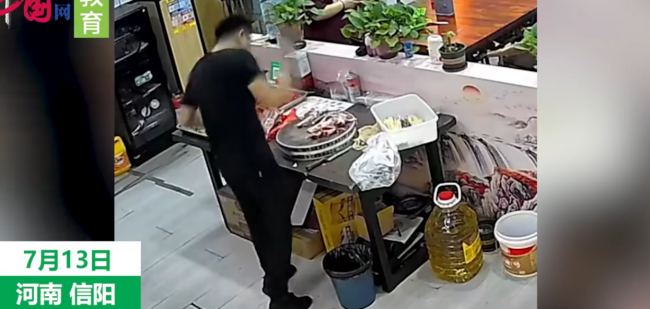 丈夫吵架生气疯狂剁肉