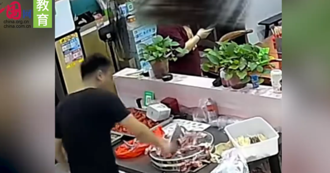 丈夫吵架生气疯狂剁肉