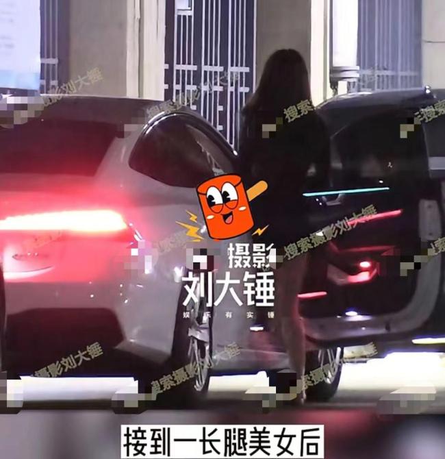何九华被曝出轨后露面：和朋友一起聚餐 竖拇指心情好