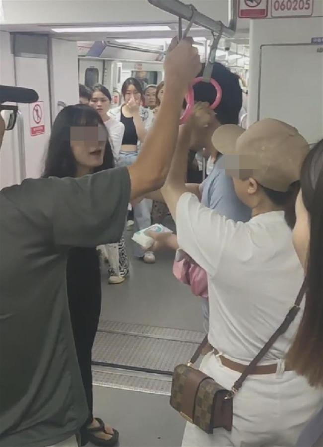 目击者称愿为重庆地铁被打女孩作证