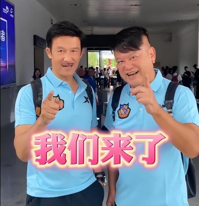 撒贝宁果然是央视显眼包：街头卖西瓜，村BA上与美女热舞