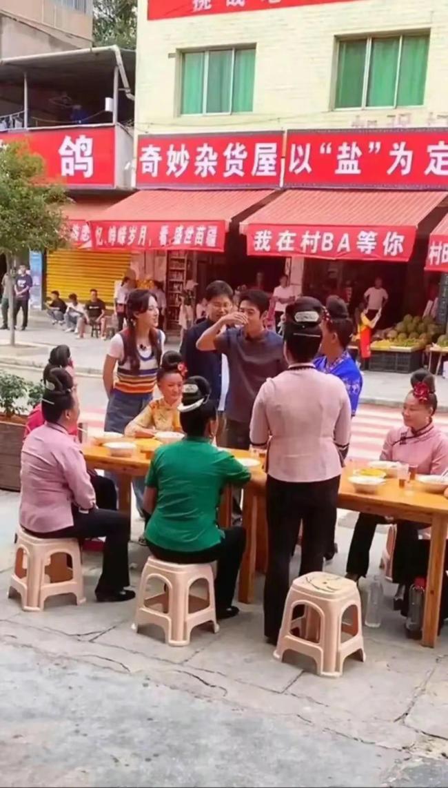 撒贝宁果然是央视显眼包：街头卖西瓜，村BA上与美女热舞