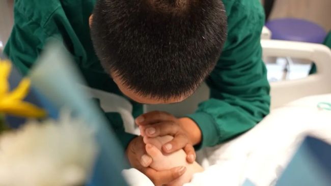 8岁男孩让8个人获得重生 让我们永远记住这个小天使