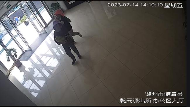 大妈来派出所“扔”西瓜 警爱民，民拥警，双向奔赴的爱给这个酷暑带来清凉