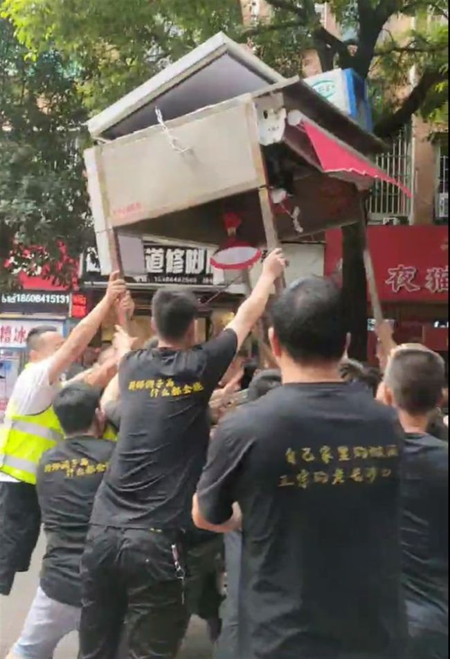 长沙网红夜市发生冲突：新商户强行霸占摊位 相关部门正在协调解决