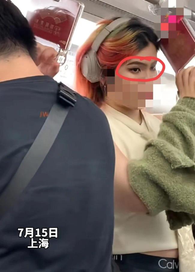 女生上班化“摸鱼妆”以假乱真 网友求教程：头一次见滑盖眼
