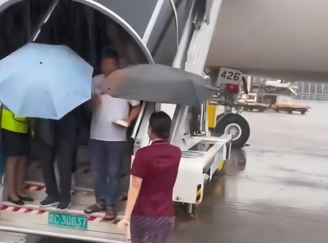  空姐撑伞送乘客南航回应：会有表扬机制 暖心撑伞彰显人文关怀