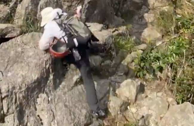登山者不听劝徒手下山瞬间跌下