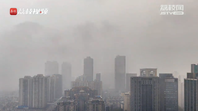 30秒延时看南京暴雨降临瞬间 2男子涵洞躲雨被冲走