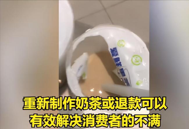 沪上阿姨谈女子喝出蟑螂：顾客不同意重做或退款 事情还没查清楚