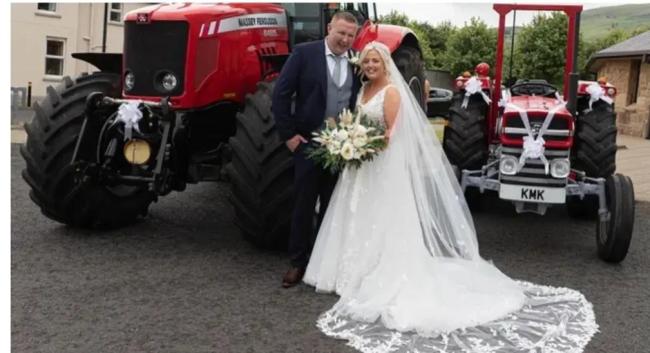 英一新娘与建筑工老公结婚坐拖拉机参加自己婚礼 让宾客大吃一惊