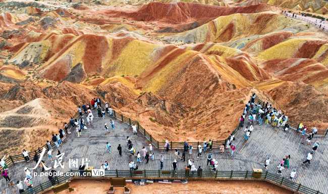 甘肃张掖：奇幻丝绸路 绚丽彩虹山