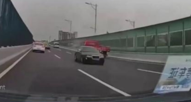 上海一轿车逆行连碰三车