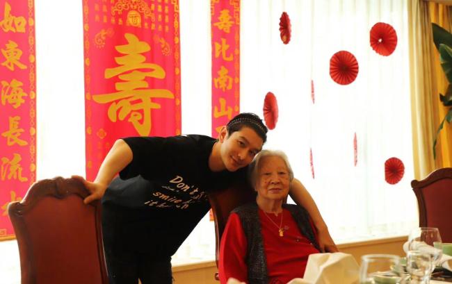 黄晓明豪办宴为95岁姥姥祝寿！一家21口同框显温馨，儿子眉眼似妈