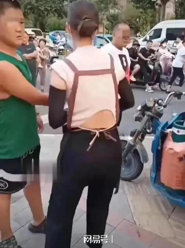 两小吃摊发生争执,男孩持尖刀欲为母亲出头 看似孝顺实则愚蠢