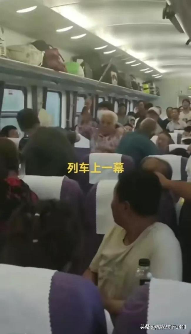 年轻男子被老太拿拐杖打好几下，气不过还击，老太一下倒了