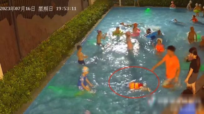 救生员五次救起同一男孩 家长就在旁边!泳池负责人回应