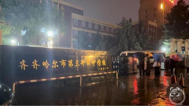 齐齐哈尔一学校体育馆坍塌致11人遇难 家属发声质疑救援流程