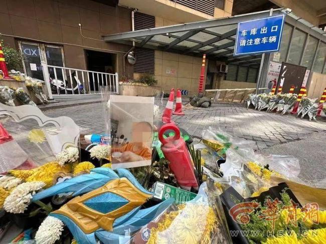 三岁男童在地库出口被撞抢救无效去世 父亲在事发地蹲了好几天不肯离去