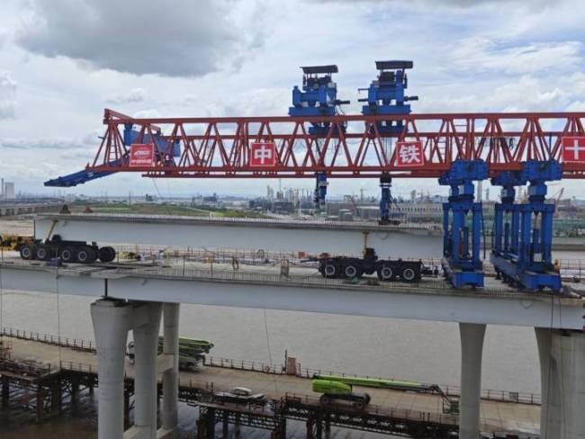 亚洲最大海上互通完成架梁 由中铁十五局承建