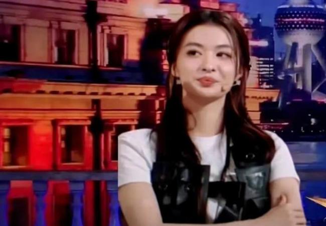 王楚然表情撞脸金星！与刘亦菲同框旧照曝光，网友：duck不必硬碰
