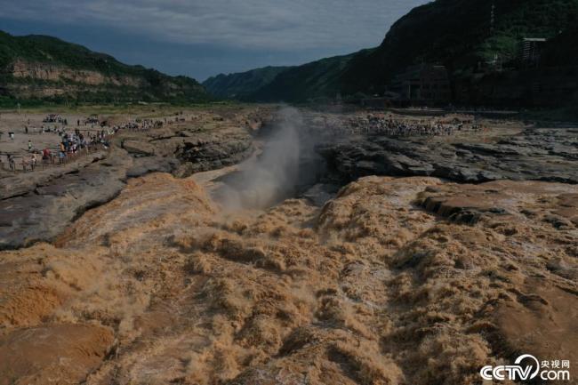 山西临汾：黄河壶口瀑布奔腾咆哮