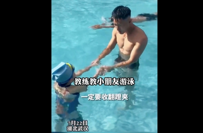教练教小孩游泳时被误伤：被一脚蹬翻在泳池！