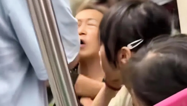 女孩地铁上被大妈扇耳光，满脸血印子！