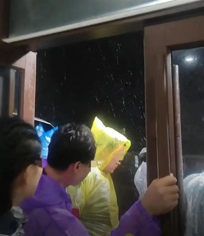 游客景区避雨被收费：座位40元一位，没有凳子的25元一位