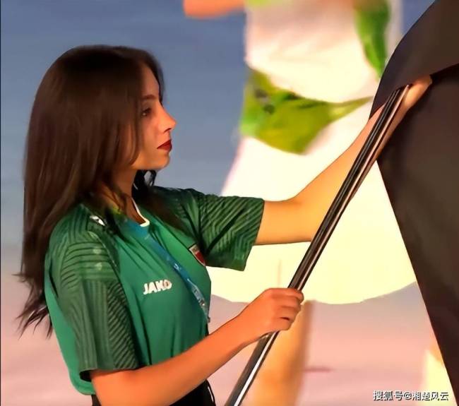 伊拉克女旗手绝美侧颜冲上热搜！颜值出众网友惊呼“美炸了”