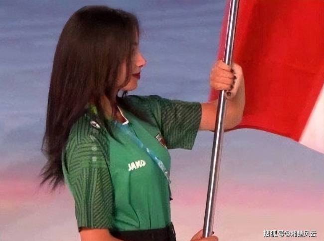 伊拉克女旗手绝美侧颜冲上热搜！颜值出众网友惊呼“美炸了”