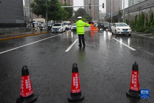 暴雨红色预警继续 多部门部署应对工作